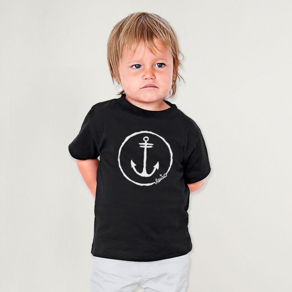 Bebé de 20 meses vistiendo una camiseta negra fotografías e imágenes de  alta resolución - Alamy